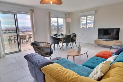 Coin salon dans l'établissement Appartement ISULA ROSSA