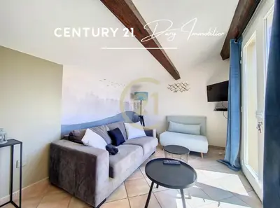 Coin salon dans l'établissement Calvi T3 en triplex dans résidence avec piscine