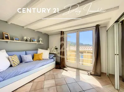Balcon ou terrasse dans l'établissement Calvi T3 en triplex dans résidence avec piscine