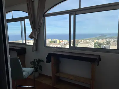 Vue générale sur la mer ou vue sur la mer prise depuis l'appartement