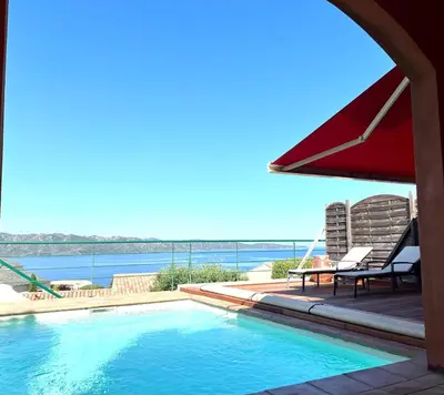 Piscine de l'établissement Villa avec piscine privative et vue imprenable sur le golf de Saint-Florent à 300 m de la plage ou située à proximité
