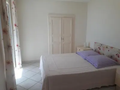 Un ou plusieurs lits dans un hébergement de l'établissement Maison de village avec terrasse