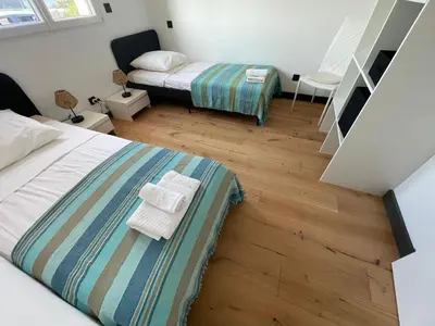 Un ou plusieurs lits dans un hébergement de l'établissement Villa-de Luxe-Salle de bain-Vue sur la campagne à 5 minutes de la mer Qui est composé de 5 chambres