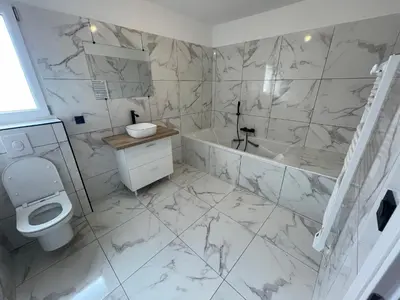 Salle de bains dans l'établissement Villa-de Luxe-Salle de bain-Vue sur la campagne à 5 minutes de la mer Qui est composé de 5 chambres