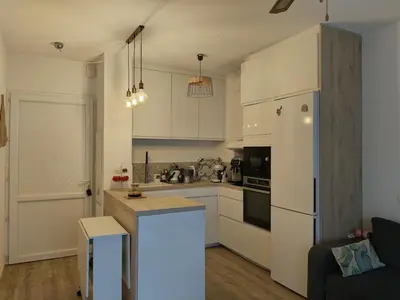 Cuisine ou kitchenette dans l'établissement Appartement avec jardin piscine et plage 100 m