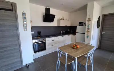 Cuisine ou kitchenette dans l'établissement Apt 4 pers - all comforts - sea and mountain view