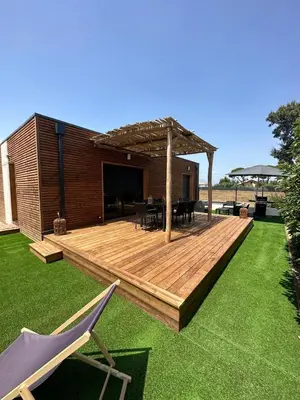 Jardin de l'établissement Casa Juliette Maison bois