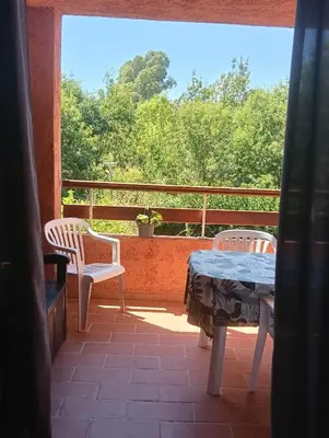 Balcon ou terrasse dans l'établissement LES BULLES DE MONA - Marina Corse - 2 ch - Clim - Terrasse-pieds dans leau-plage