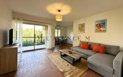 Télévision ou salle de divertissement dans l'établissement Appartement Lugaro Paisible & charmant
