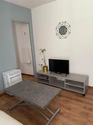 Télévision ou salle de divertissement dans l'établissement OTA T2 proche rivières et plages, randonnées