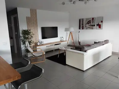 Télévision ou salle de divertissement dans l'établissement Villa en Corse sur la Côte Est