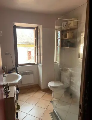 Salle de bains dans l'établissement Maison de village 3 chambres 2 SDB avec terrasse & jardin - Proche St Florent