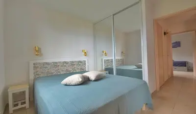 Un ou plusieurs lits dans un hébergement de l'établissement Charmant T3 avec Vue Panoramique sur la Mer, Terrasse, Piscine et à seulement 300m de la plage de la Roya