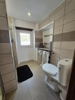 Salle de bains dans l'établissement Bel appartement vue mer a Porticciolo