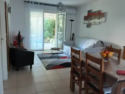 Coin salon dans l'établissement Mini villa T2, 200 m de la plage, piscine chauffée, jardin