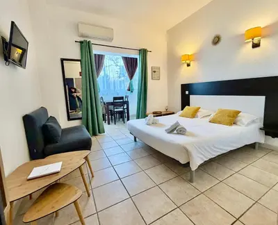 Un ou plusieurs lits dans un hébergement de l'établissement SAINT FLORENT - Studio 2 pers résidence piscine FLO 18
