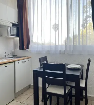 Cuisine ou kitchenette dans l'établissement SAINT FLORENT - Studio 2 pers résidence piscine FLO 18