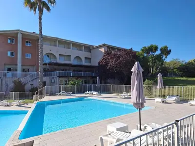 Piscine de l'établissement SAINT FLORENT - Studio 2 pers résidence piscine FLO 18 ou située à proximité