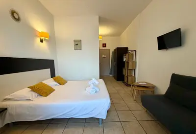 Un ou plusieurs lits dans un hébergement de l'établissement SAINT FLORENT - Studio 2 pers résidence piscine FLO 18