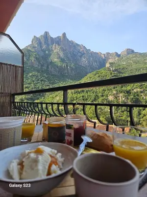 Vue générale sur la montagne ou vue sur la montagne depuis l'appartement