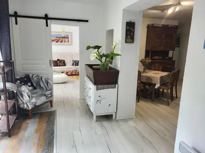 Coin salon dans l'établissement Appartement calme, authentique et spacieux au pied du GR20