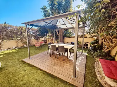Jardin de l'établissement Appartement F4 avec jardin à deux pas de la mer