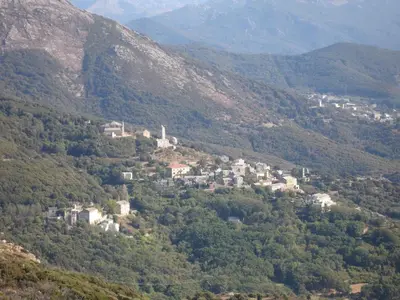 Vue générale sur la montagne ou vue sur la montagne depuis la villa
