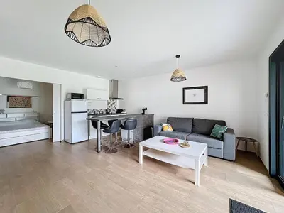 Cuisine ou kitchenette dans l'établissement T2 moderne en rez-de-villa