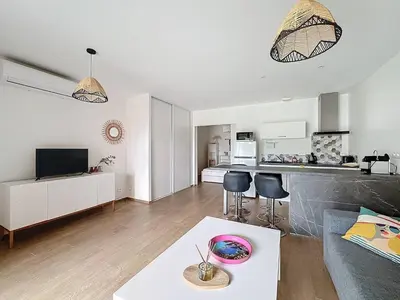 Cuisine ou kitchenette dans l'établissement T2 moderne en rez-de-villa