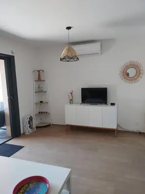 Télévision ou salle de divertissement dans l'établissement T2 moderne en rez-de-villa