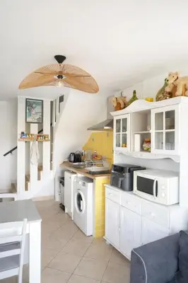 Cuisine ou kitchenette dans l'établissement Maison calme au bord de l'eau