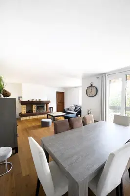 Coin salon dans l'établissement Maison avec vue mer