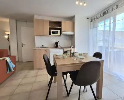 Cuisine ou kitchenette dans l'établissement Villas MELODY - Appartement climatisé 4/6 pers