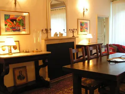 Coin salon dans l'établissement Maison de caractère spacieuse et confortable, grand jardin , superbes vues