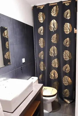 Salle de bains dans l'établissement Cap Corse, face à la mer et port paisible