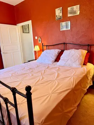 Un ou plusieurs lits dans un hébergement de l'établissement Maison traditionnelle avec vues sur St Michel