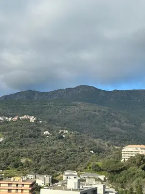 Vue générale sur la montagne ou vue sur la montagne depuis l'appartement