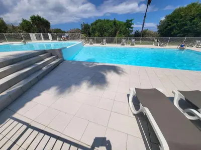 Piscine de l'établissement Studio ensoleillé à Saint-Florent avec piscine ou située à proximité