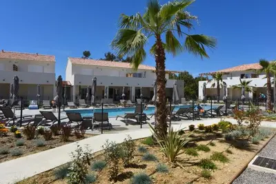 Piscine de l'établissement T3 bord de mer en Corse N130 ou située à proximité