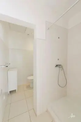 Salle de bains dans l'établissement ZEcamping 2 étoiles accès direct à la plage chiens acceptés piscine