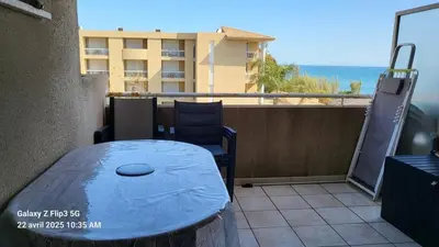 Vue générale sur la mer ou vue sur la mer prise depuis l'appartement