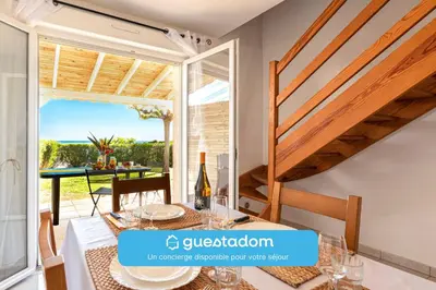 Balcon ou terrasse dans l'établissement Prunete - Piscine - Vue mer