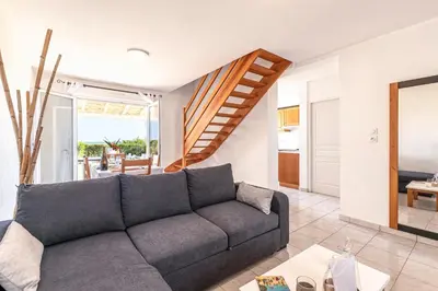 Coin salon dans l'établissement Prunete - Piscine - Vue mer