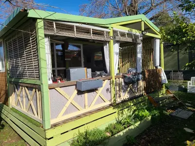Jardin de l'établissement Chalet en bois climatisé À 300 m de la plage Marina di Sorbo 6 personnes