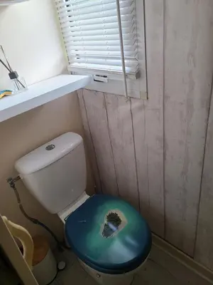 Salle de bains dans l'établissement Chalet en bois climatisé À 300 m de la plage Marina di Sorbo 6 personnes