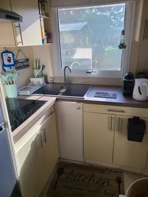 Cuisine ou kitchenette dans l'établissement Chalet en bois climatisé À 300 m de la plage Marina di Sorbo 6 personnes