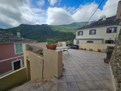 Vue générale sur la montagne ou vue sur la montagne depuis la villa