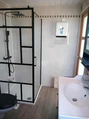 Salle de bains dans l'établissement La Ferme Du Maquis