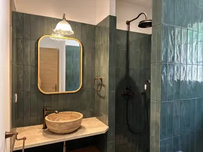 Salle de bains dans l'établissement Casa di l'Ortu - Villa neuve avec piscine privée chauffée