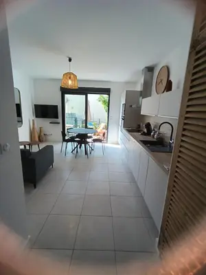 Télévision ou salle de divertissement dans l'établissement Duplex rose- Sérénité en Bord de Mer